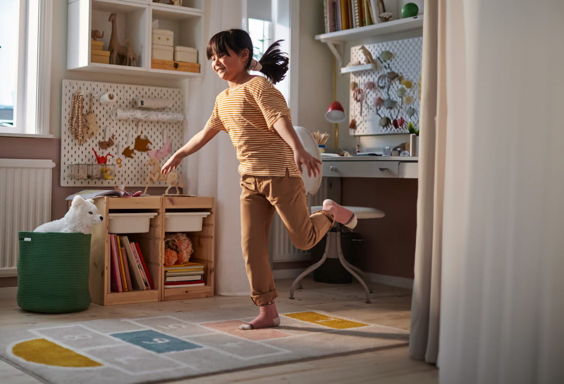 Dziecko bawi się w pokoju urządzonym w IKEA na raty 15x0%