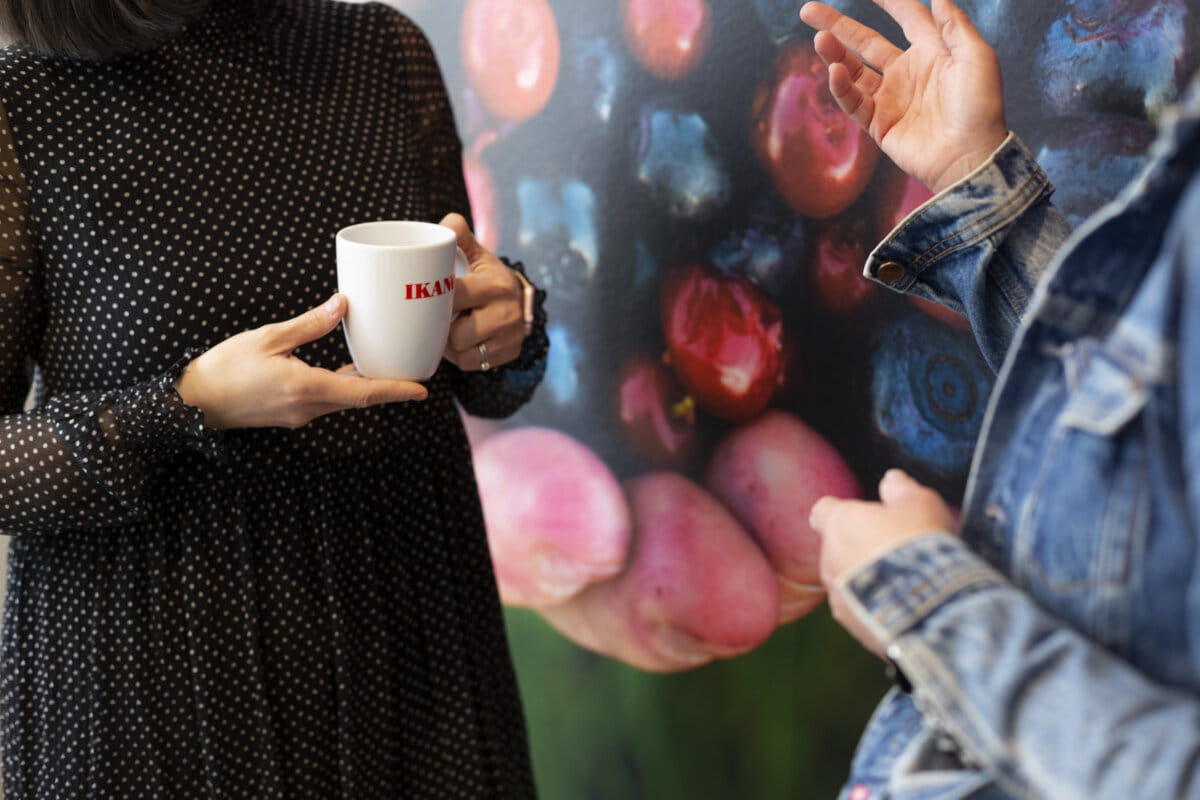 Dwie osoby rozmawiają o kredycie gotówkowym w Ikano Banku dla zatrudnionych na B2B