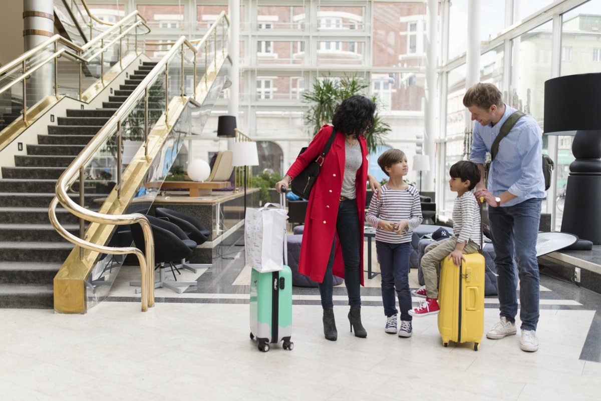 Rodzina na lotnisku czeka na wylot na wakacje za kredyt gotówkowy online w Ikano Banku
