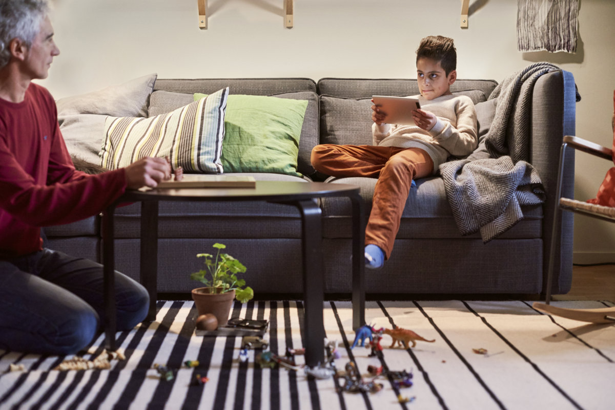 Ojciec z synem grają w gry 