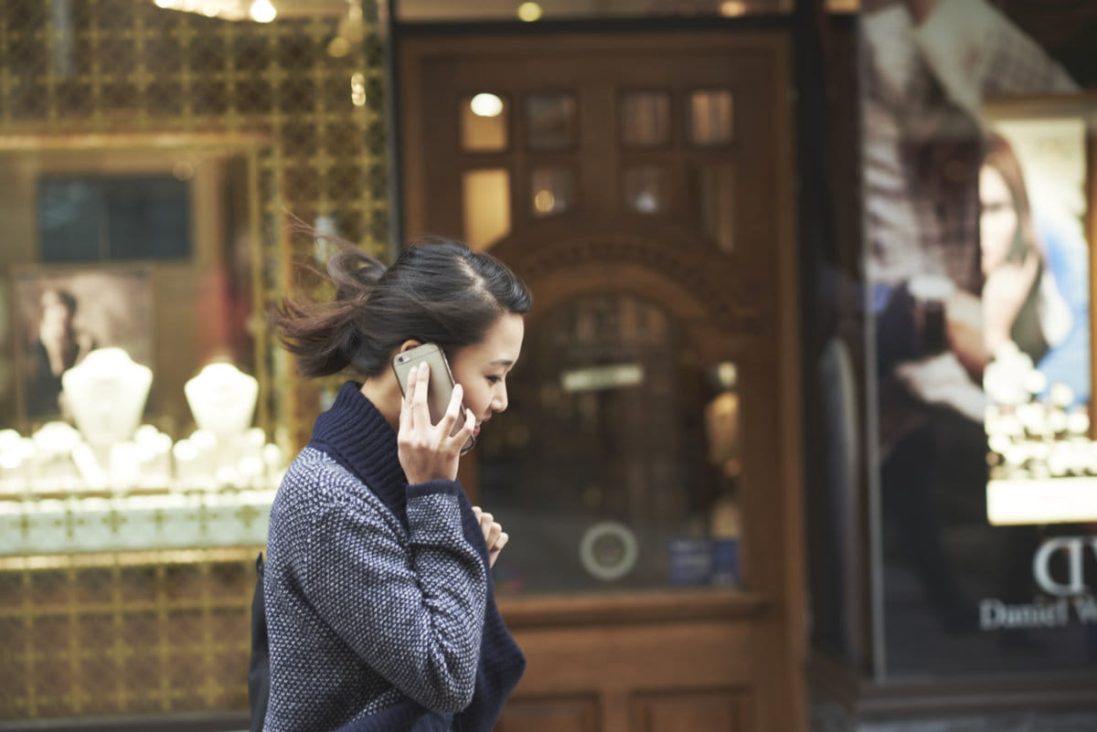 kobieta na ulicy rozmawia przez telefon