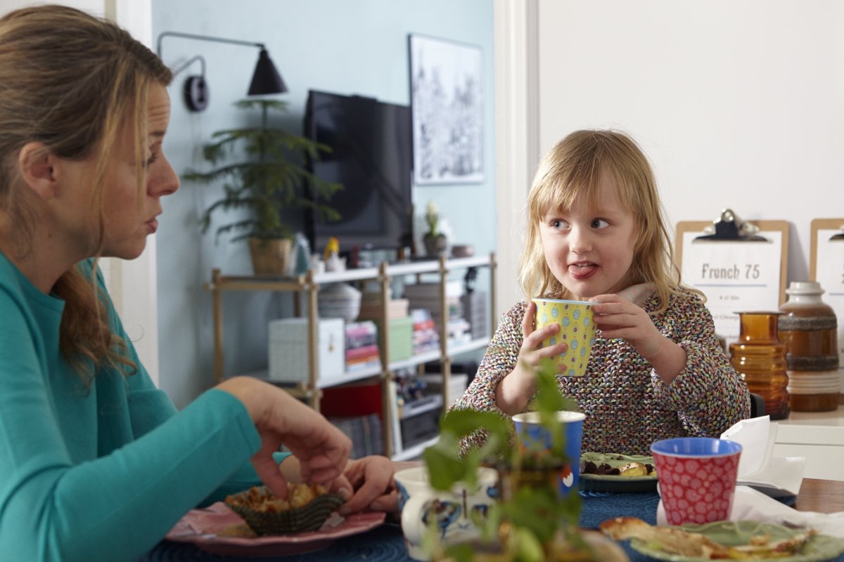 Matka i córką przy stole 