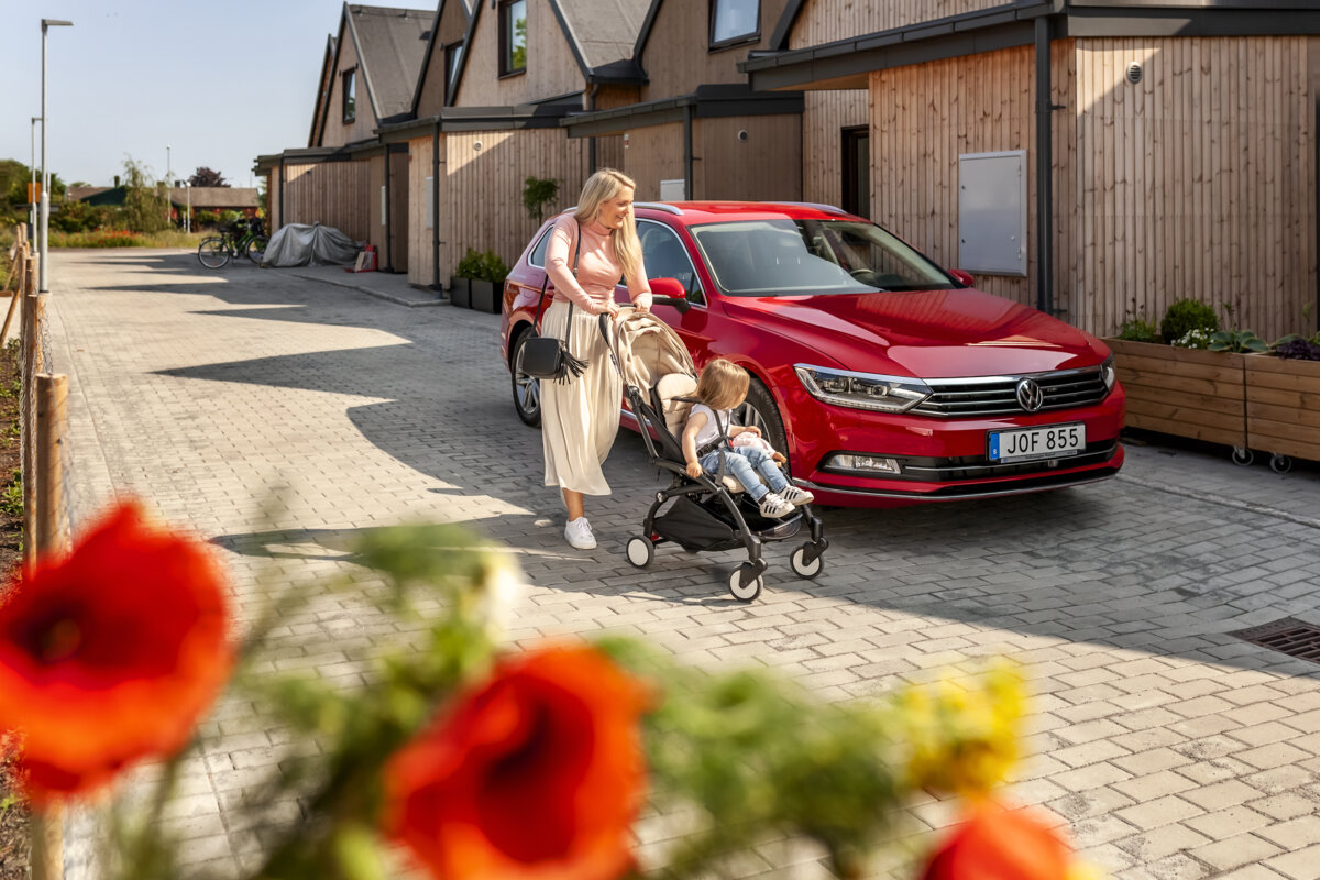 Kobieta z dzieckiem w wózku wysiadła z czerwonego samochodu