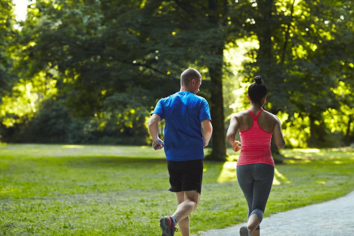 para biegająca w parku