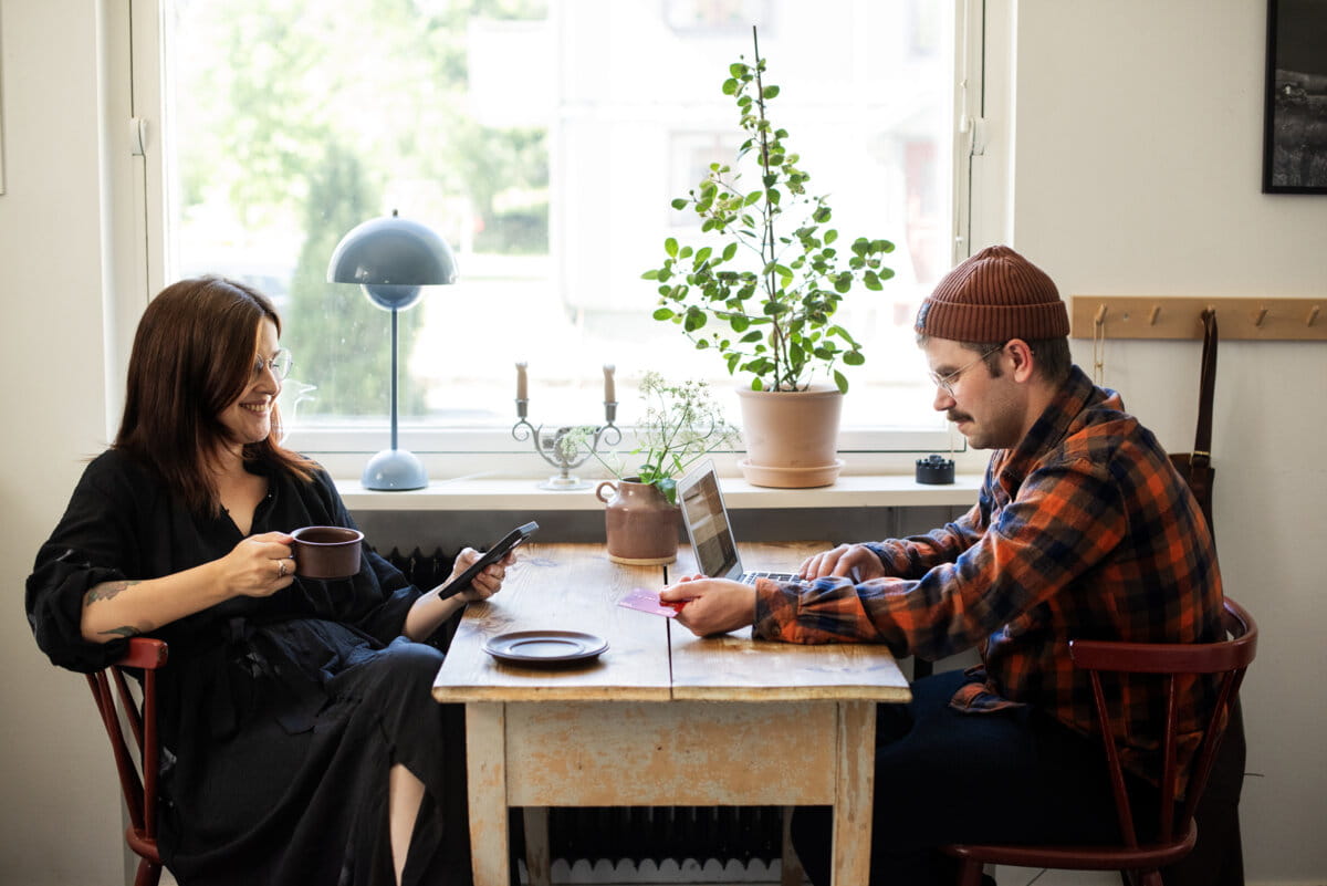 Para w kuchni przy stole rozmawia o kredycie gotówkowym na wakacje