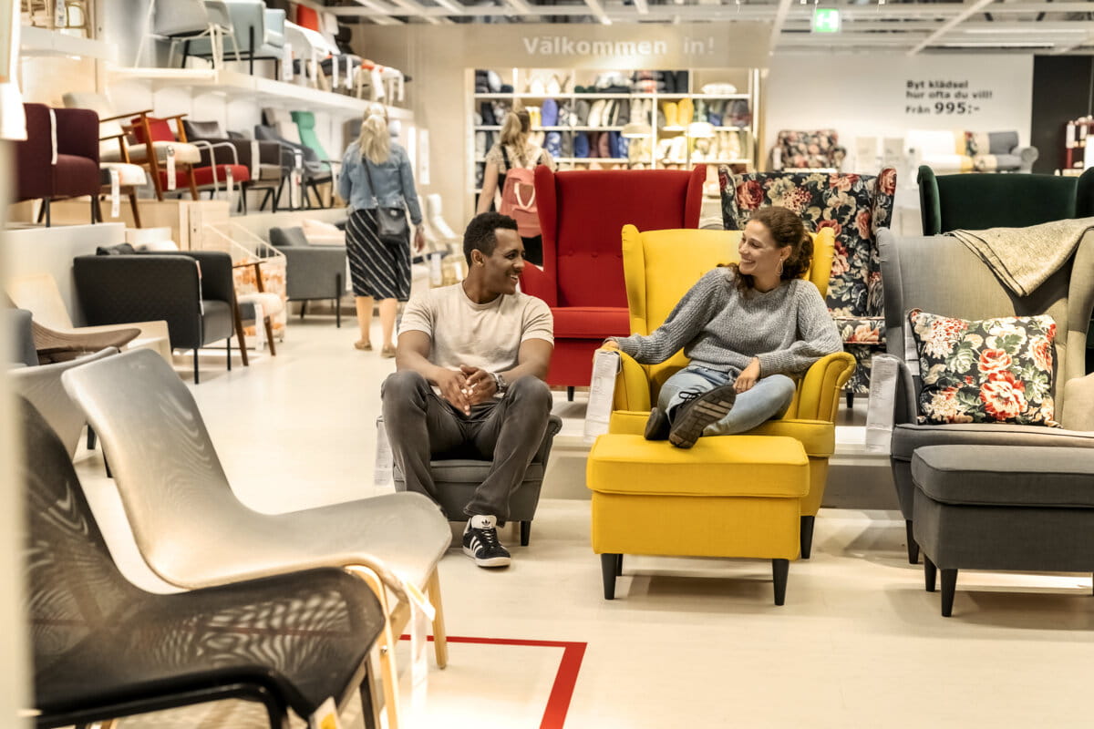 Para w sklepie IKEA testuje fotel, który chce kupić na raty w Ikano Banku
