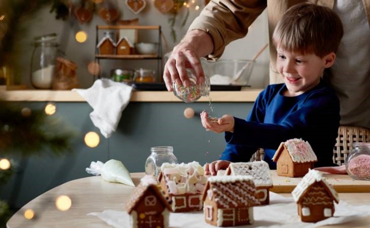Rodzina w kuchni piecze pierniczki