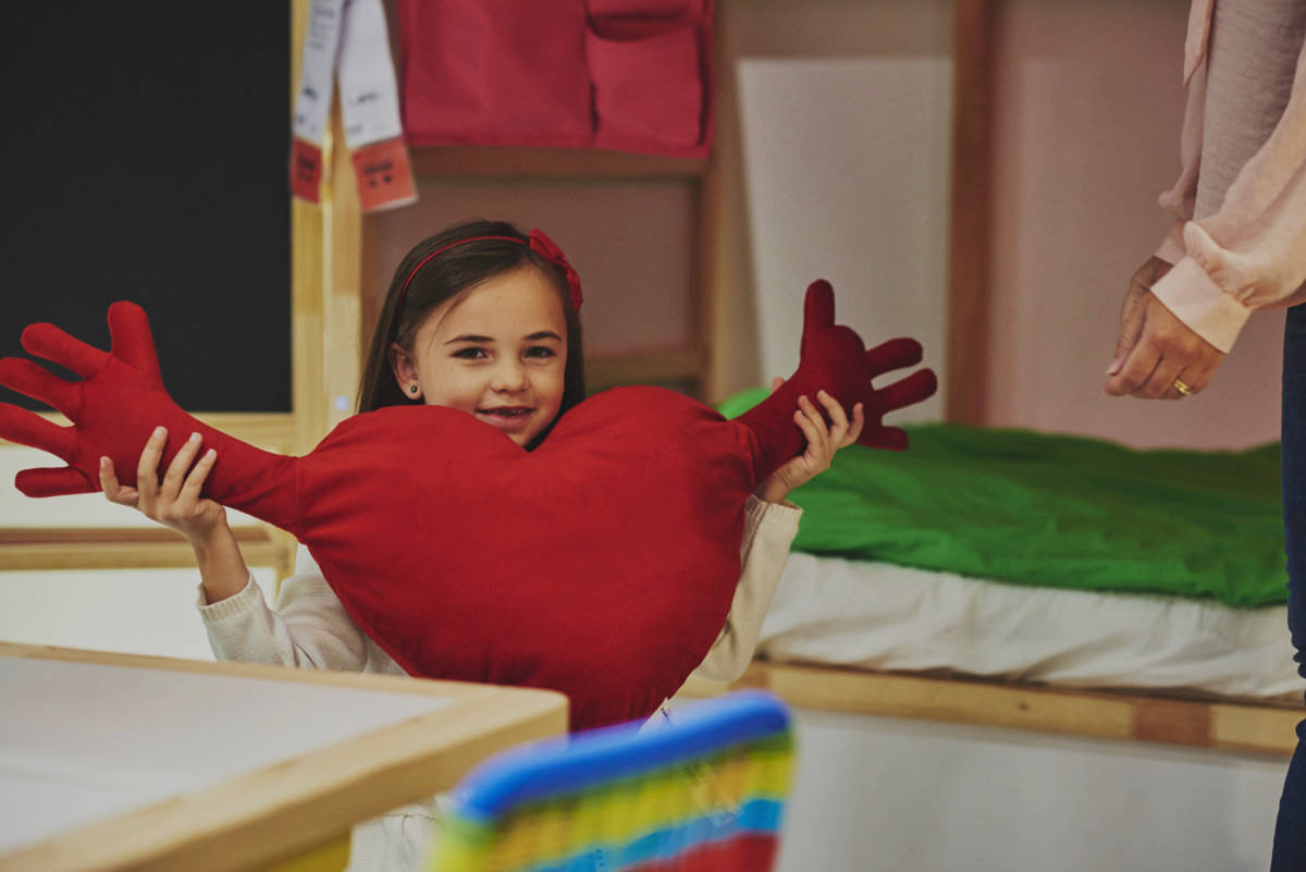 Dziewczynka trzymająca pluszowe serce