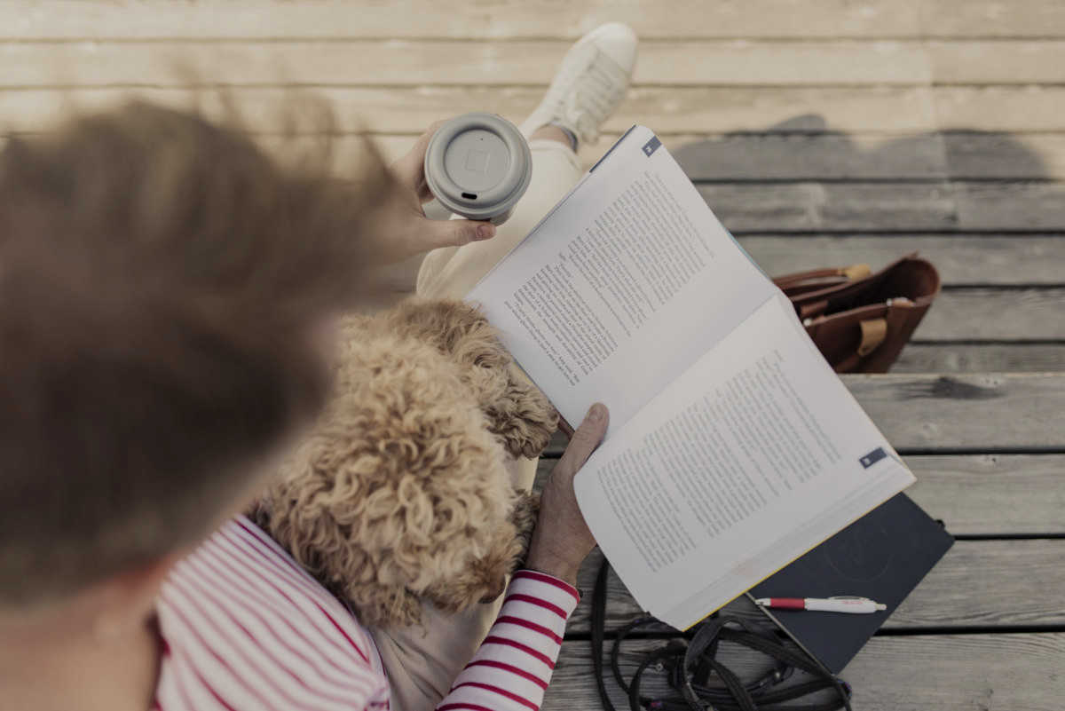 Czytanie książki na świeżym powietrzu