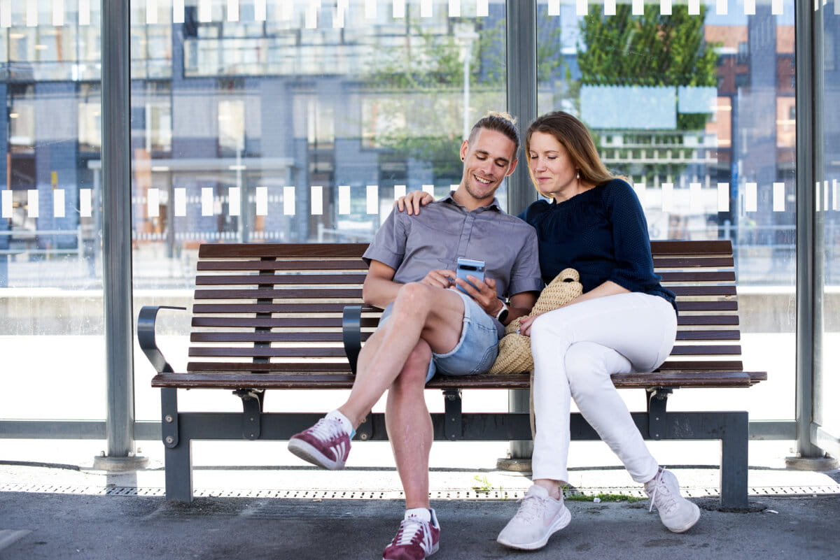 Kobieta i mężczyzna na ławce