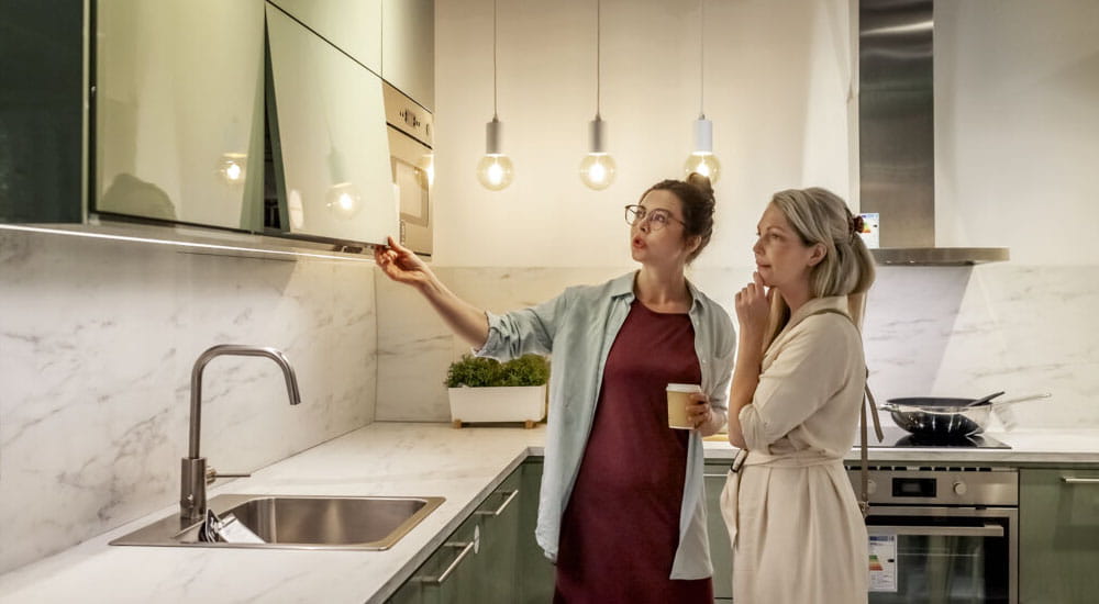 Kobiety wybieraja kuchnie w IKEA